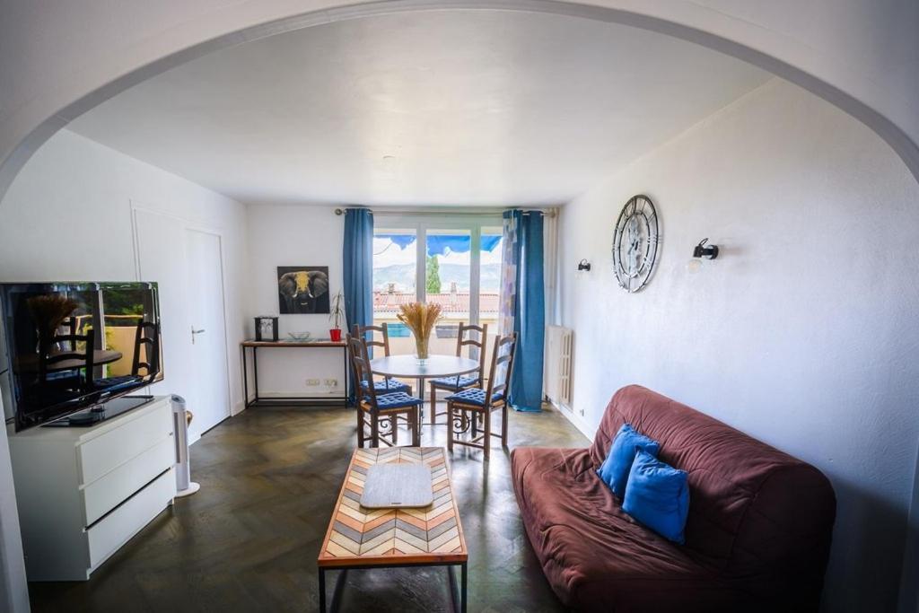 Appartement T4 Spacieux , Decouvrez Le Calme Du Petit Charran